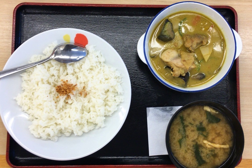 話題の「チキンと茄子のグリーンカレー」。まろやかかつスパイシーな味わいがクセになる（写真は6月6日撮影）