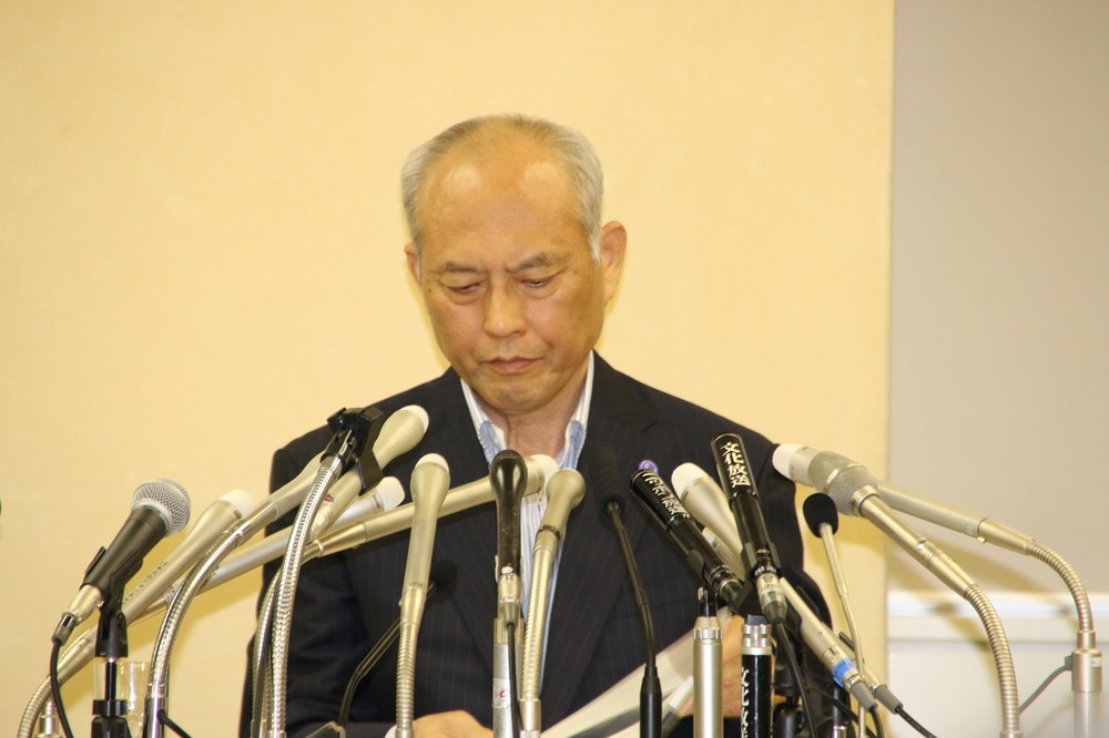 弁護士による説明中、沈痛な面持ちで目を伏せる舛添氏