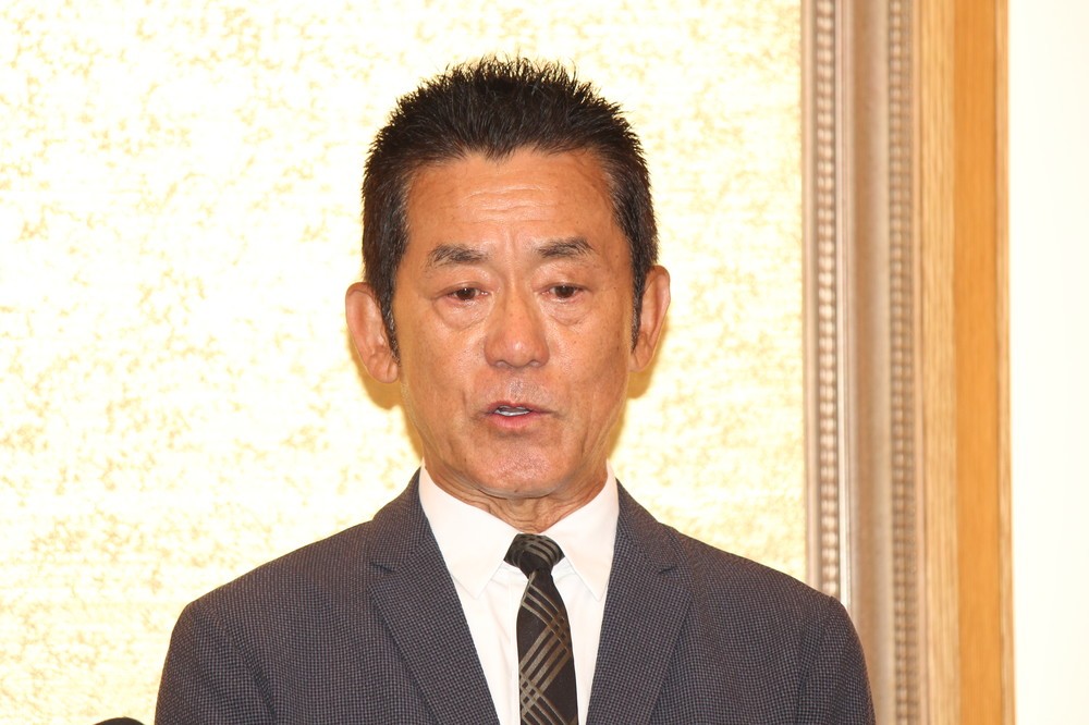 会見では涙を浮かべる場面も