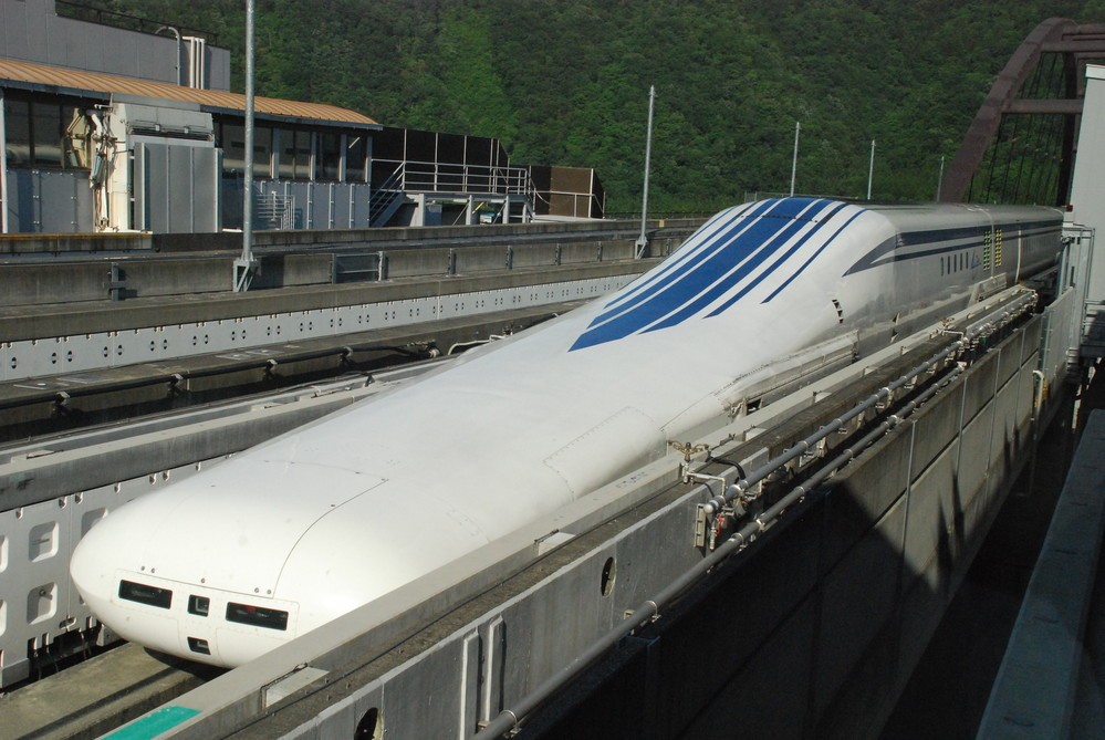 山梨県の実験線を走るリニア中央新幹線の新型車両 