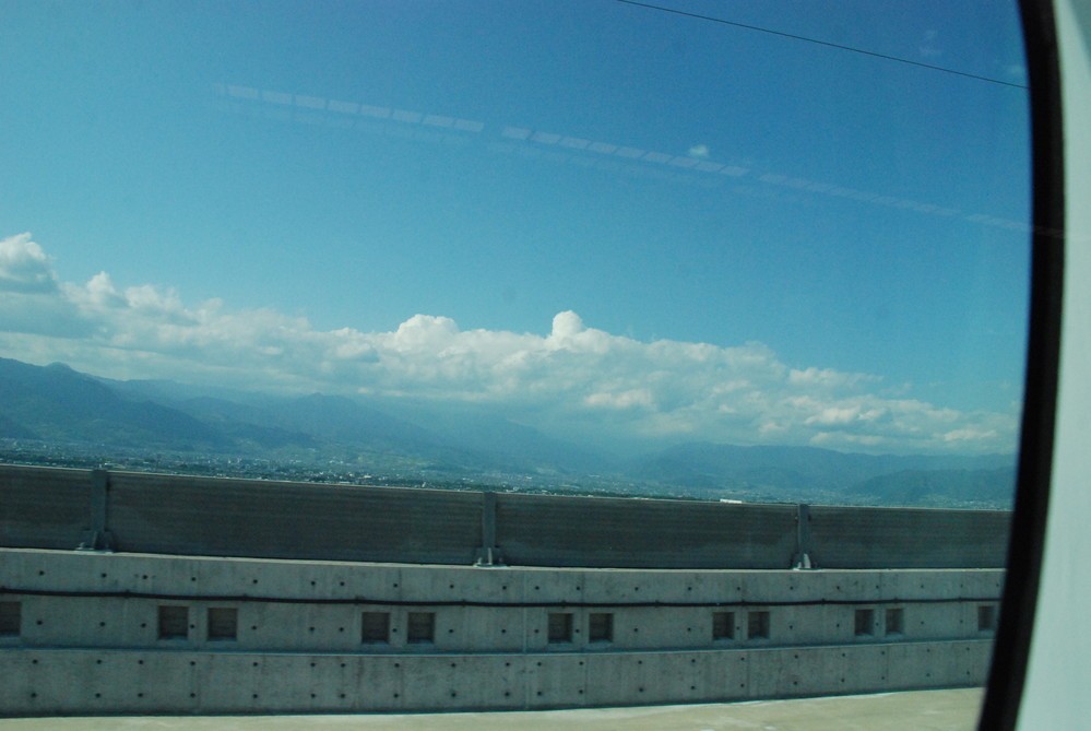 トンネルから地上に出るのは一瞬だが、流れる景色で時速500キロを体感できる。