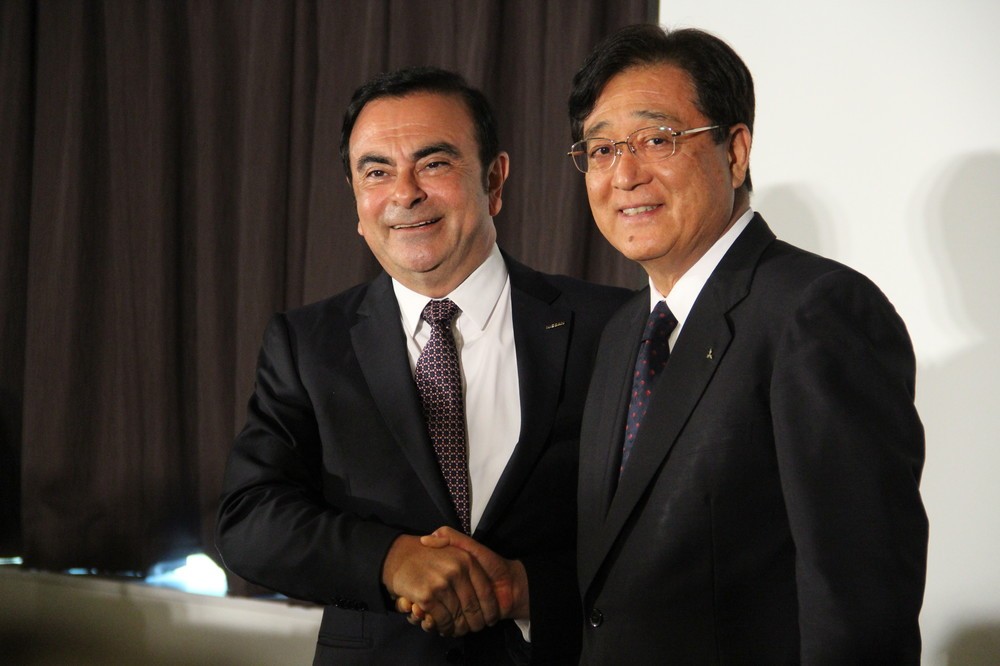 三菱自動車の益子修会長（写真右）と日産のカルロス・ゴーン社長（左）