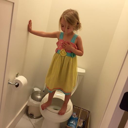 3歳の少女が便座の上に立つ悲しい「理由」　母親の投稿写真が銃社会・米国を変えるか？