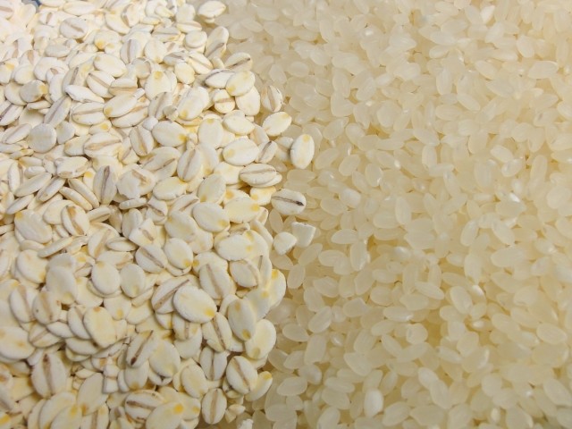 押し麦（左）と白米