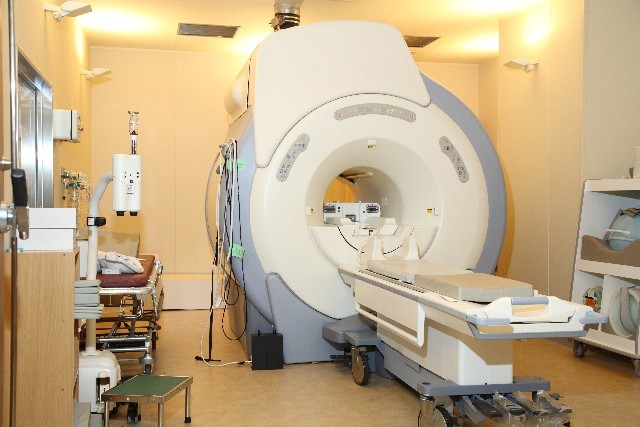 脳のMRI（核磁気共鳴画像法）で認知症を検査
