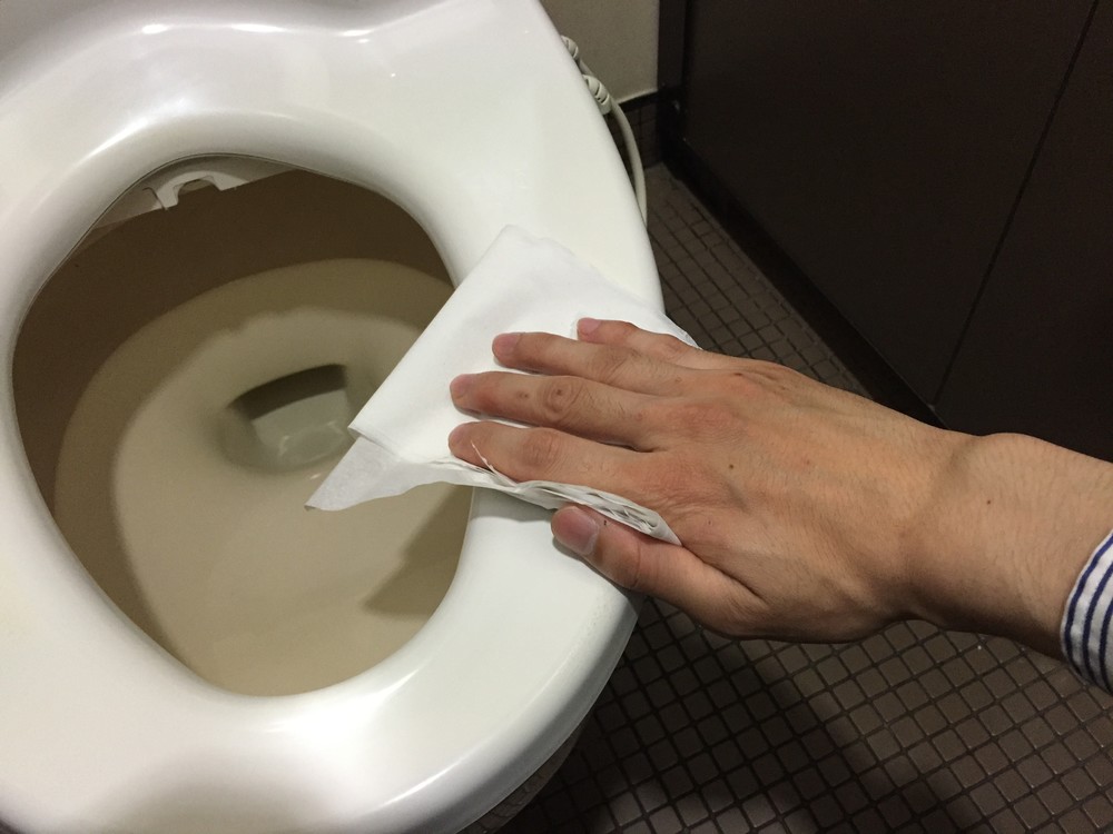 トイレ使用前に便座「除菌」で議論　「潔癖すぎ」「消毒スプレー使う」あなたは？
