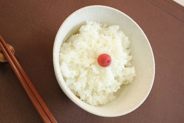 茶碗選びを間違えたあなたは太る　ズバリ「食べすぎちゃう色」とは