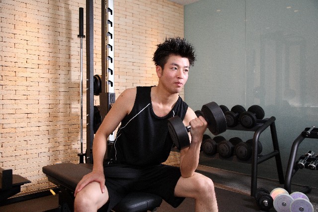 筋トレで重い物をあげる必要なし　軽い物を回数多く上げれば同じ効果