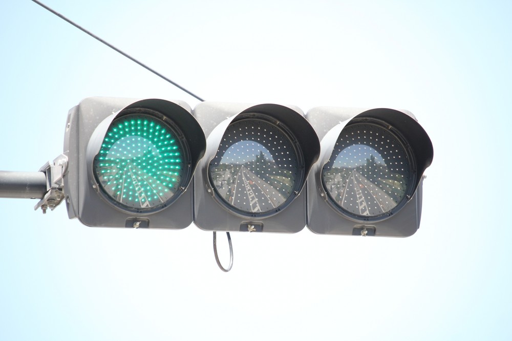 色覚障害と信号誤認に関係はあるか　死亡事故裁判の被告側主張が波紋