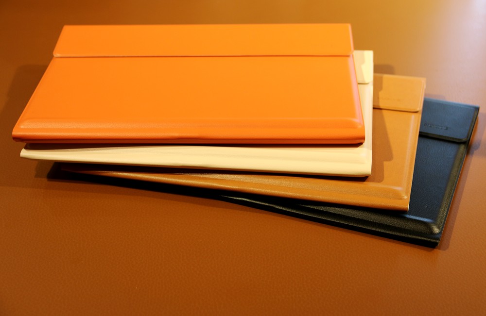 上質な質感のキーボードはブラック、ブラウン、オレンジ、ベージュの4色展開