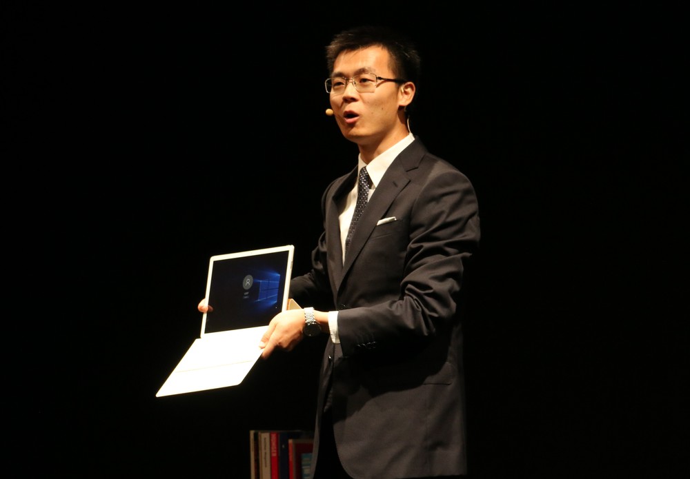 「HUAWEI MateBook」を紹介するコリン・コン本部長