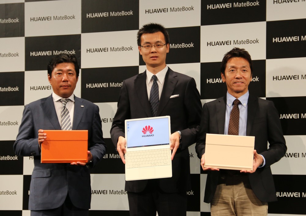 コリン・コン本部長と共同開発社の担当者（左：インテル山本専氏、右：日本マイクロソフト河野万邦氏）