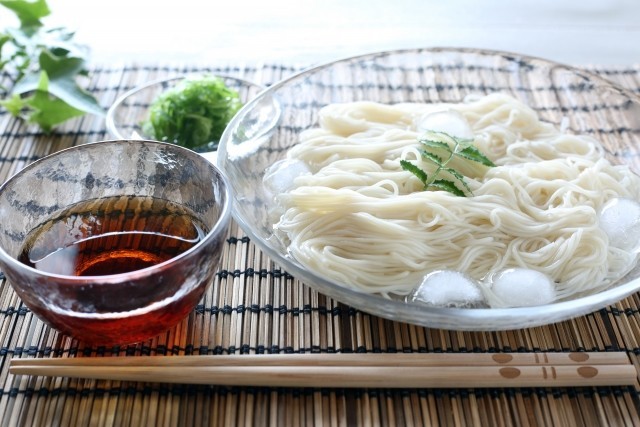 「夏はそうめん」がピンチ？　うどんに押され12か月連続の生産減少