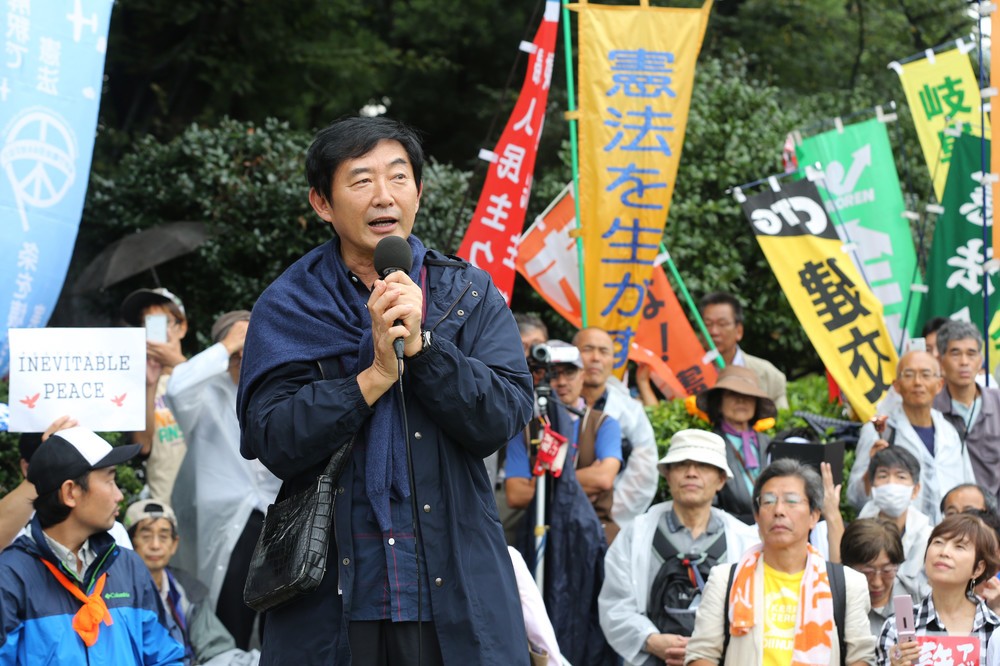 石田純一さんは2015年9月に国会前で行われたデモで安保法案反対を訴えていた（写真：Yuriko Nakao/アフロ）