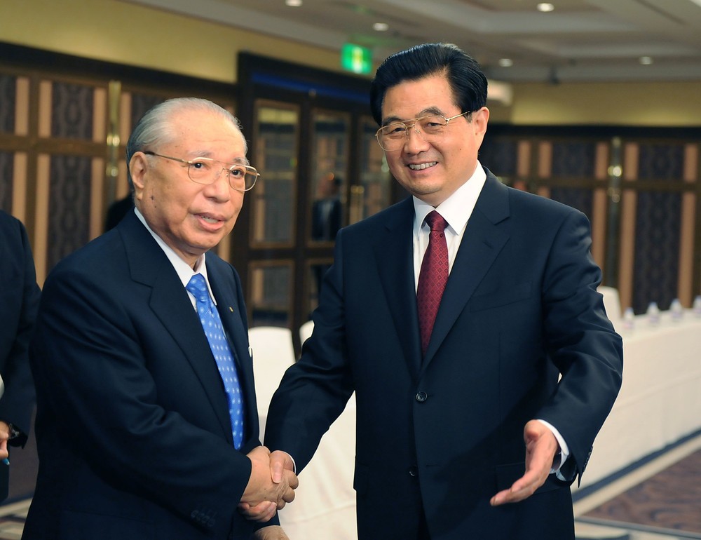 2008年に中国の胡錦濤国家主席と握手する池田大作氏この頃は、まだ健康不安説は出ていなかった（写真：新華社/アフロ）
