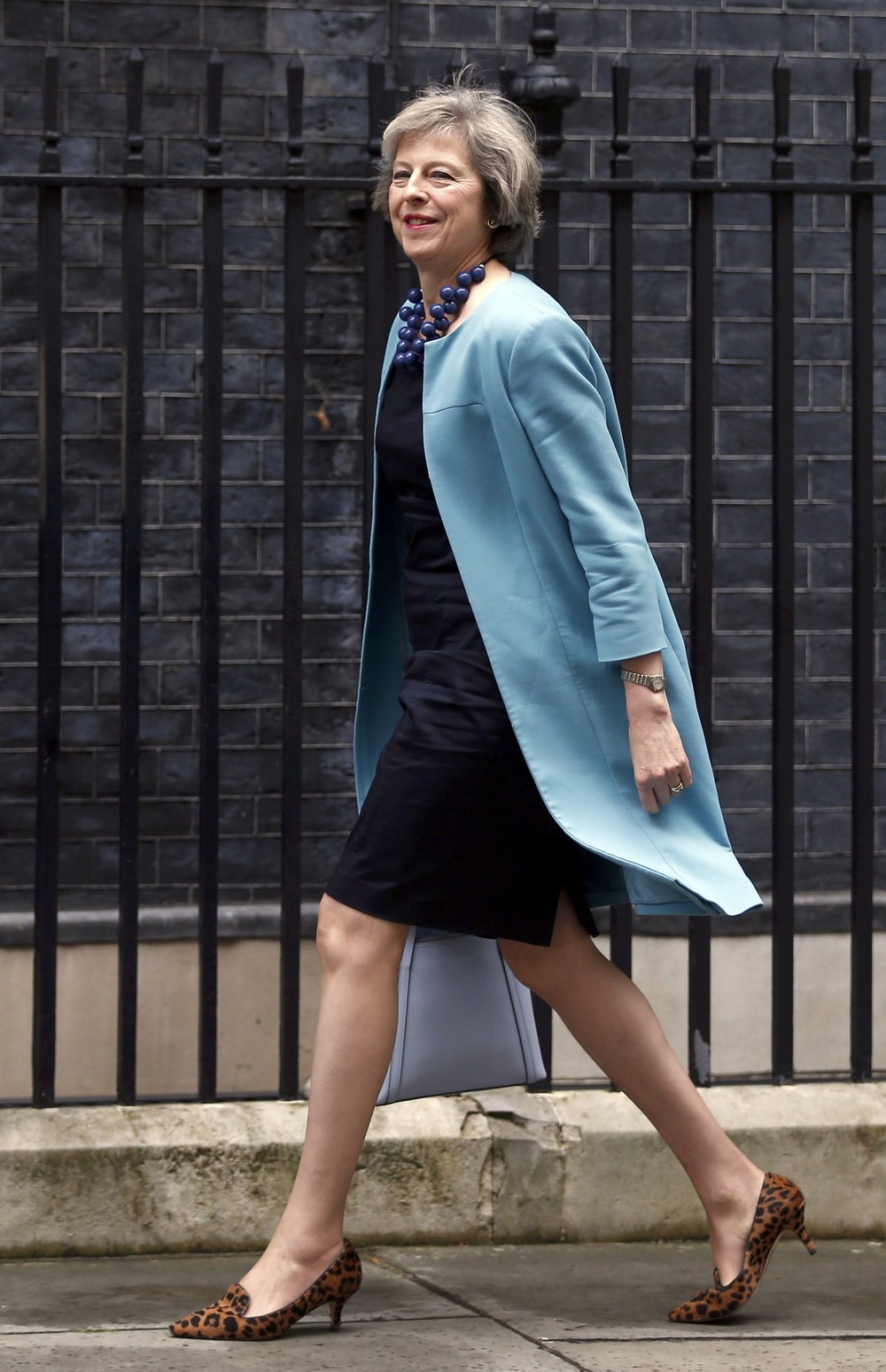 鮮やかなブルーのコートもさらっと着こなすメイ首相（写真：ロイター/アフロ）