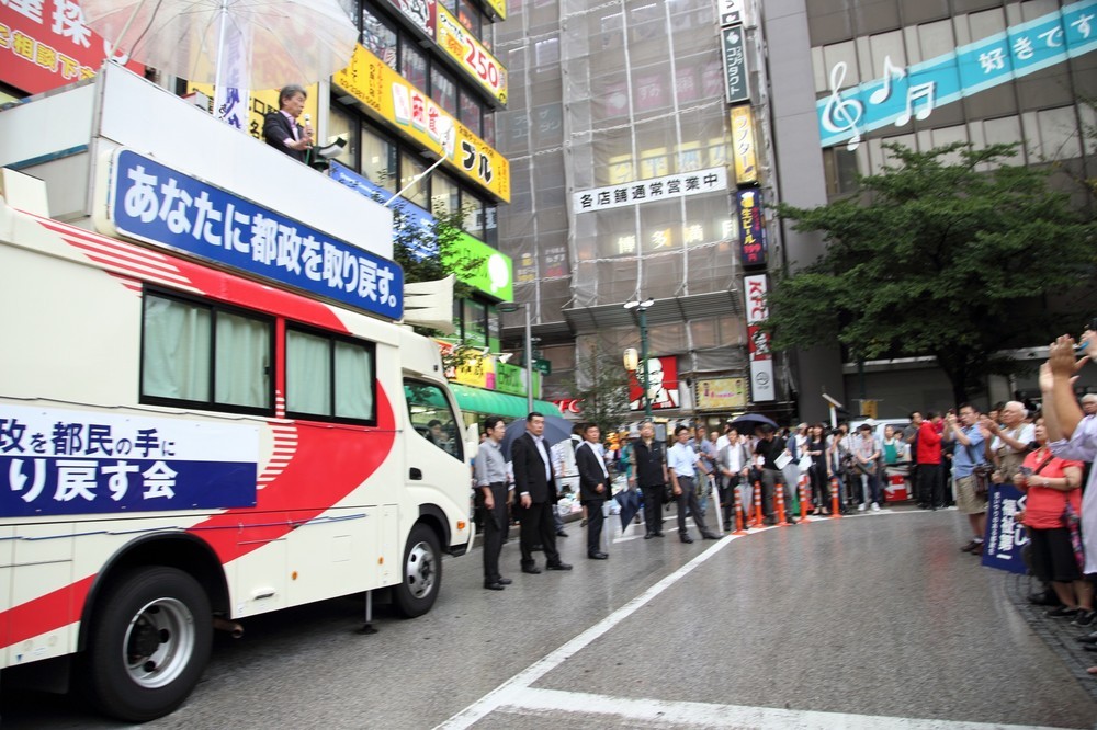 鳥越氏は「都政を都民の手に取り戻す会」の選挙カーに乗って演説した