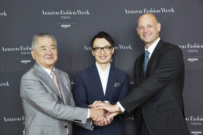 アマゾンが「東京ファッション・ウィーク」の冠スポンサーに！（写真左から、日本ファッション・ウィーク推進機構の三宅正彦理事長、アマゾン ジャパンのジャスパー・チャン社長、同社バイスプレジデントのジェームズ・ピータース氏）