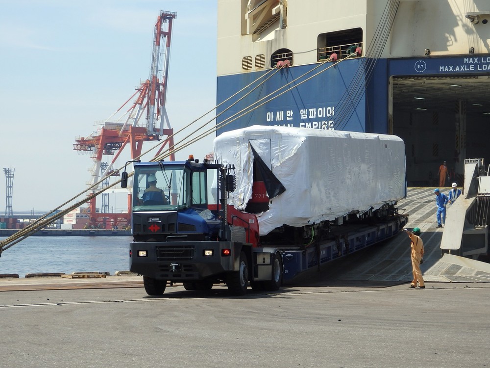 大黒埠頭に到着した500形車両。2か月かけて船で運ばれてきた（写真提供：東京メトロ）