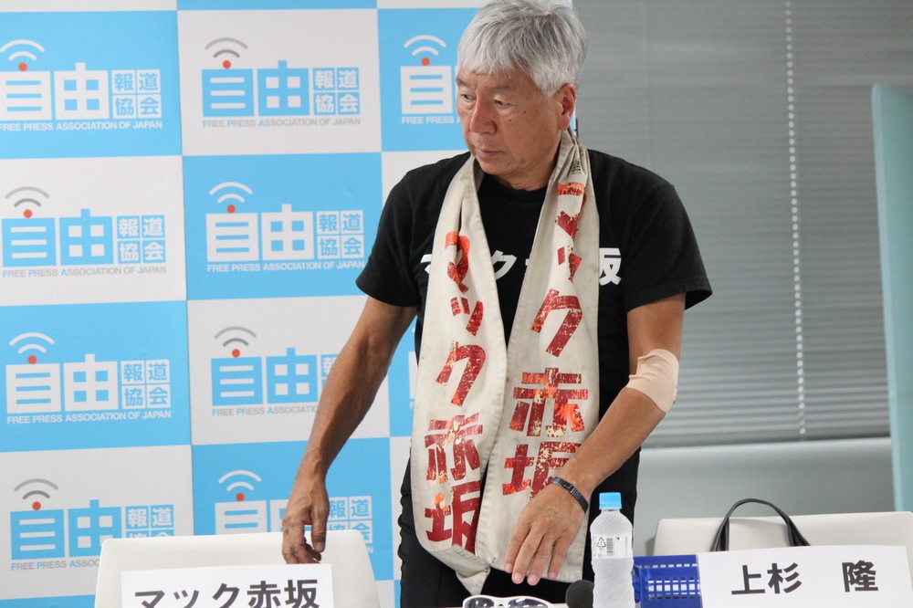 30分以上遅刻して登場したマック赤坂氏