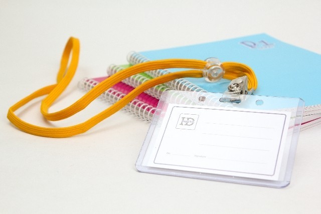 店員にフルネーム名札は危険か　読売オンラインで大論争