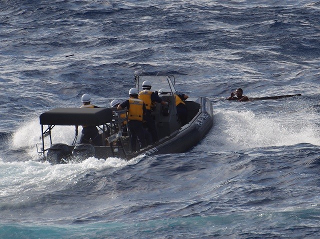 中国漁船の乗員6人が救助された（海上保安庁提供）