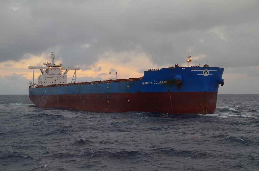 中国漁船と超突したギリシャ船籍の貨物船「アナンゲル・カレッジ」（海上保安庁提供）