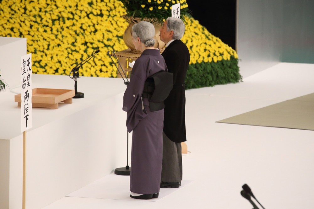 天皇陛下、2015年に続き「深い反省」表明　参列者から退場時に「万歳！」