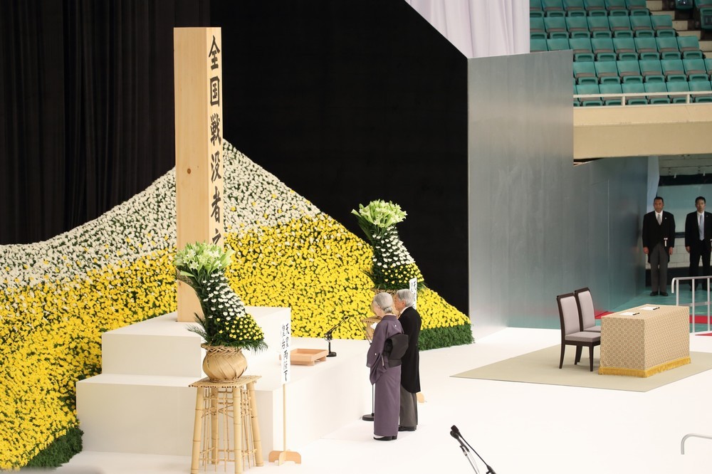 全国戦没者追悼式で「お言葉」を述べる天皇陛下（写真奥）