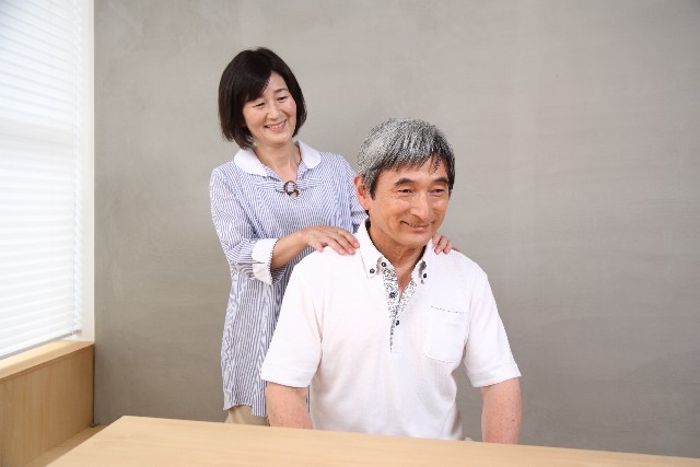 肩こり放置するとしわくちゃに　顔を若々しくするストレッチ学ぼう