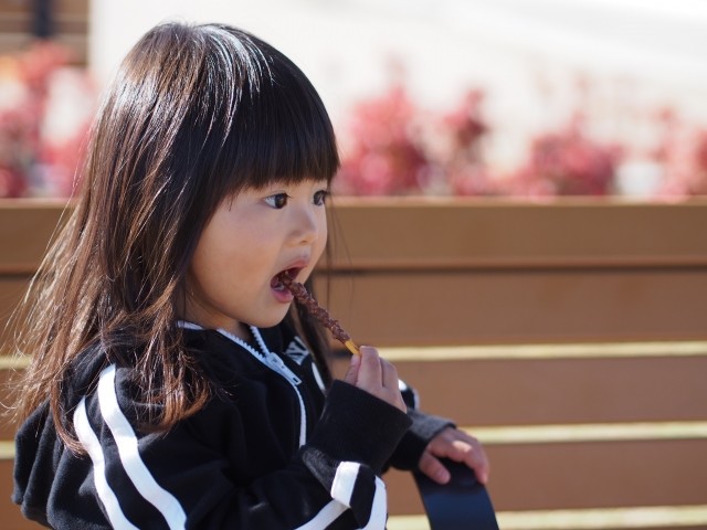 幼児期に夜更かしすると肥満児に　脳が甘いお菓子をやめられなくなる