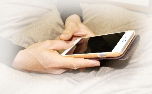 【男と女の相談室】寝ながらスマホで「失明」する　朝起きると片目だけ見えなくなる謎