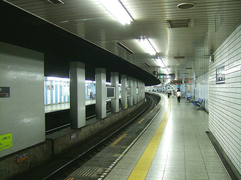 用賀駅の手前で「信じられないトラブル」（Wikimediaより）