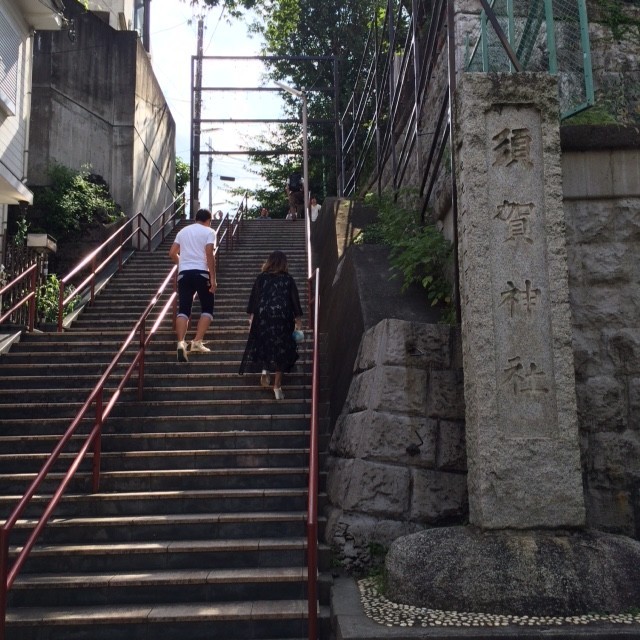 「君の名は。」のキービジュアル「須賀神社」の階段。