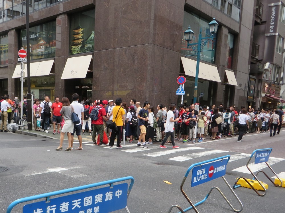 カープ優勝で都内のファンも大興奮　広島アンテナショップ入店1時間待ち