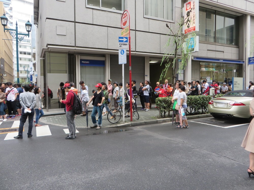 行列は隣のビルまで続いた