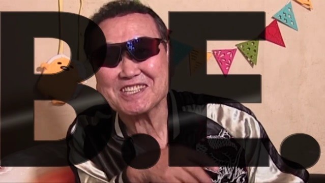 馴れないカタコト英語で「自己紹介」する場面（画像は「B.E.チャンネル」の動画より）