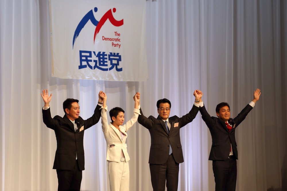代表決定後に手をつなぐ代表選候補者と岡田克也前代表