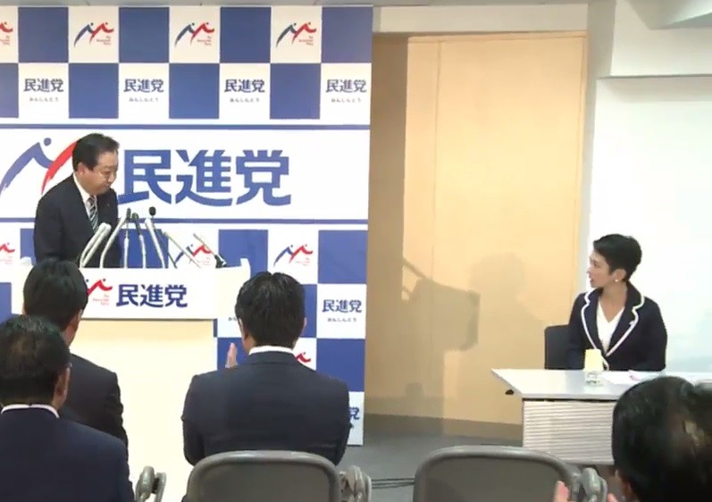 あいさつ後に蓮舫代表（右）に対して一礼する野田佳彦幹事長（左）（民進党のライブ動画より）