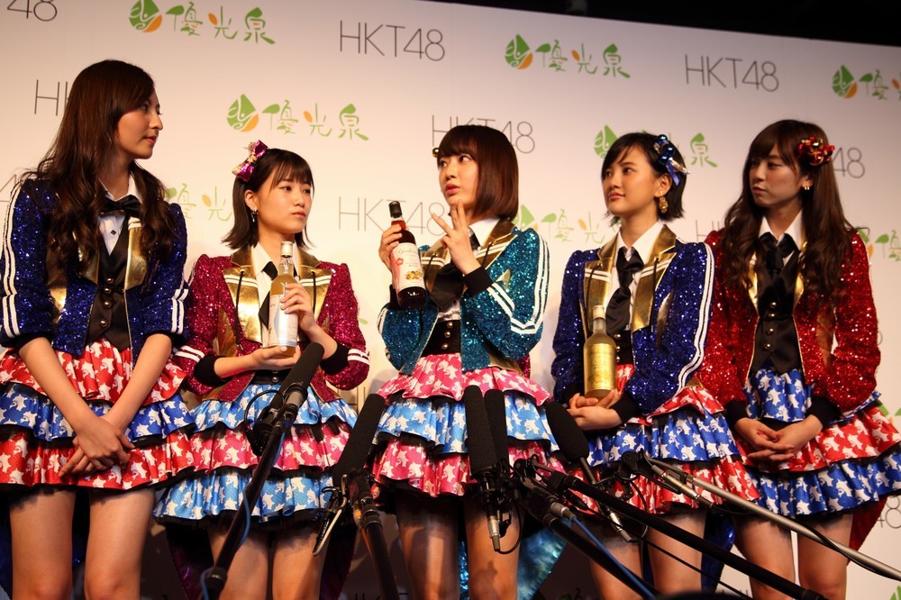 囲み取材に応じるHKT48のメンバー。左から森保まどかさん、朝長美桜（ともなが・みお）さん、宮脇咲良さん、兒玉遥さん、坂口理子（さかぐち・りこ）さん