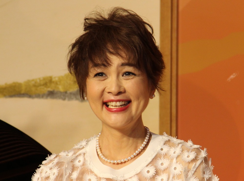 ジョークを飛ばし、報道陣の笑いを誘うことも