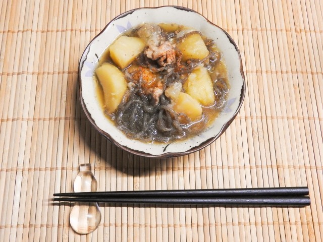 みりんは肉じゃがなど様々な和食で使用される(写真はイメージ)