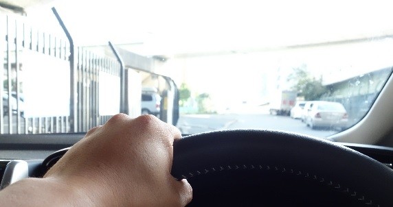 高齢運転手を「Terrible driver」と英訳　当局は訂正するも「間違いではない」の声