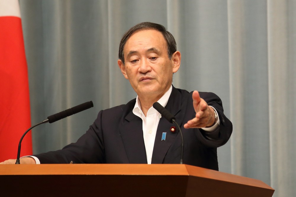 菅義偉官房長官は国会議員の二重国籍の是非については「議員ご自身で説明する問題」と述べるにとどめた