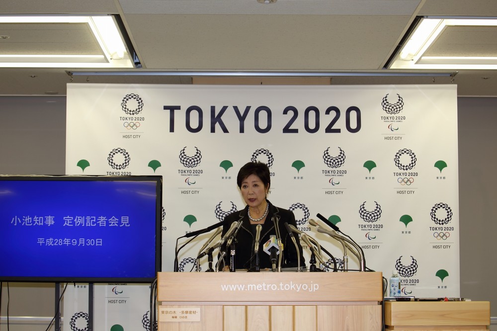 記者会見に臨む東京都の小池百合子知事
