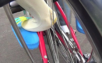 子どもの足が自転車後輪に巻き込まれる　後部座席の幼児に重傷事故絶えず