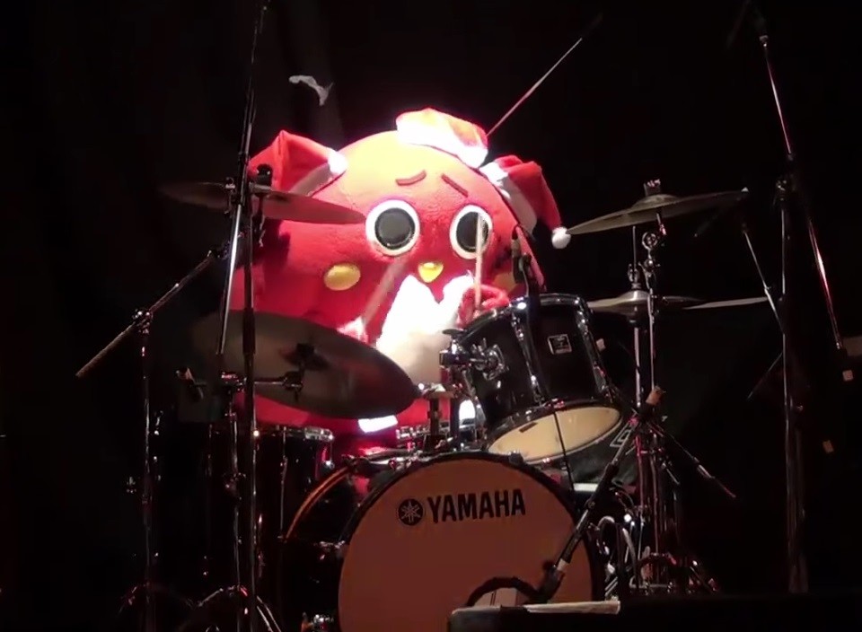 「紅」のドラムを演奏するにゃんごすたー（画像は公式Youtubeチャンネルの動画より）