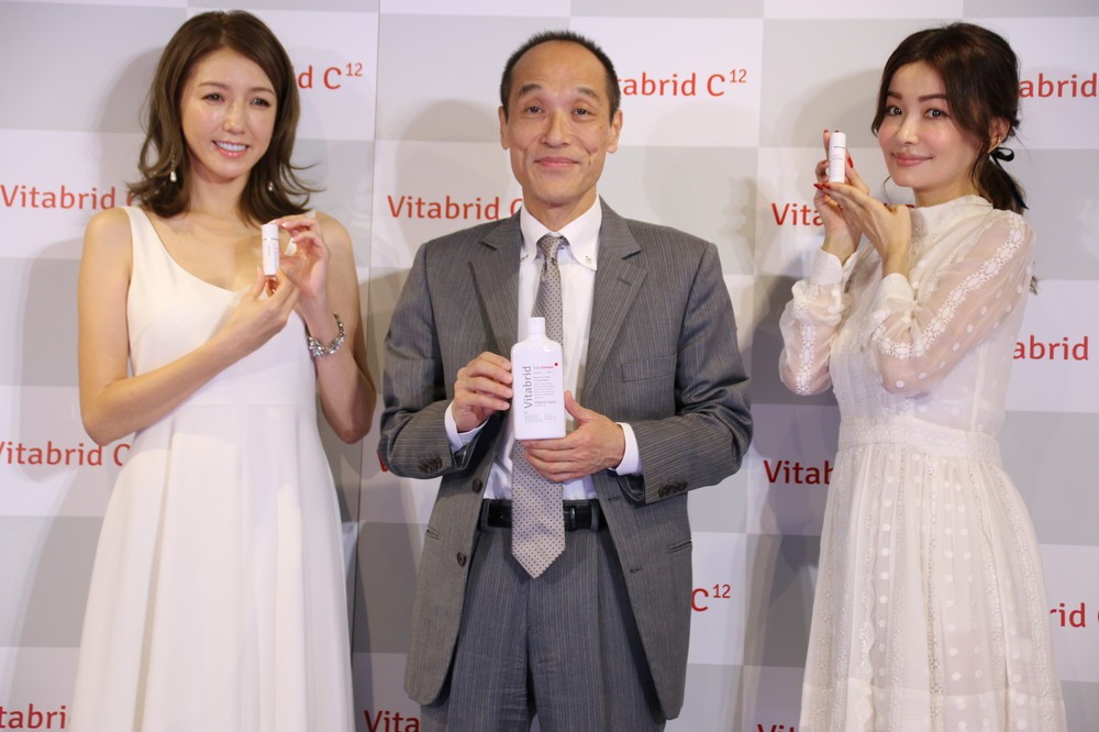 ともにイベントに登場した平子理沙さん（右）と美香さん（左）