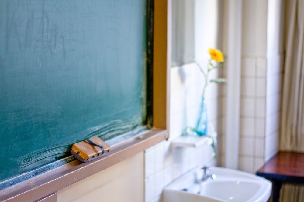 給食牛乳112パック持ち帰った教諭　停職1カ月は重いか