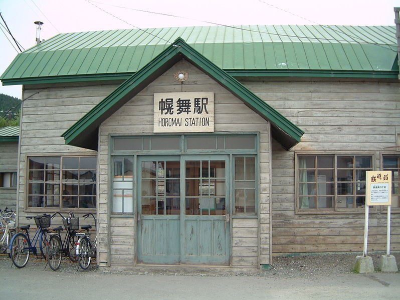 映画のロケセットが残る幾寅駅の駅舎（Wikimedia Commonsより）